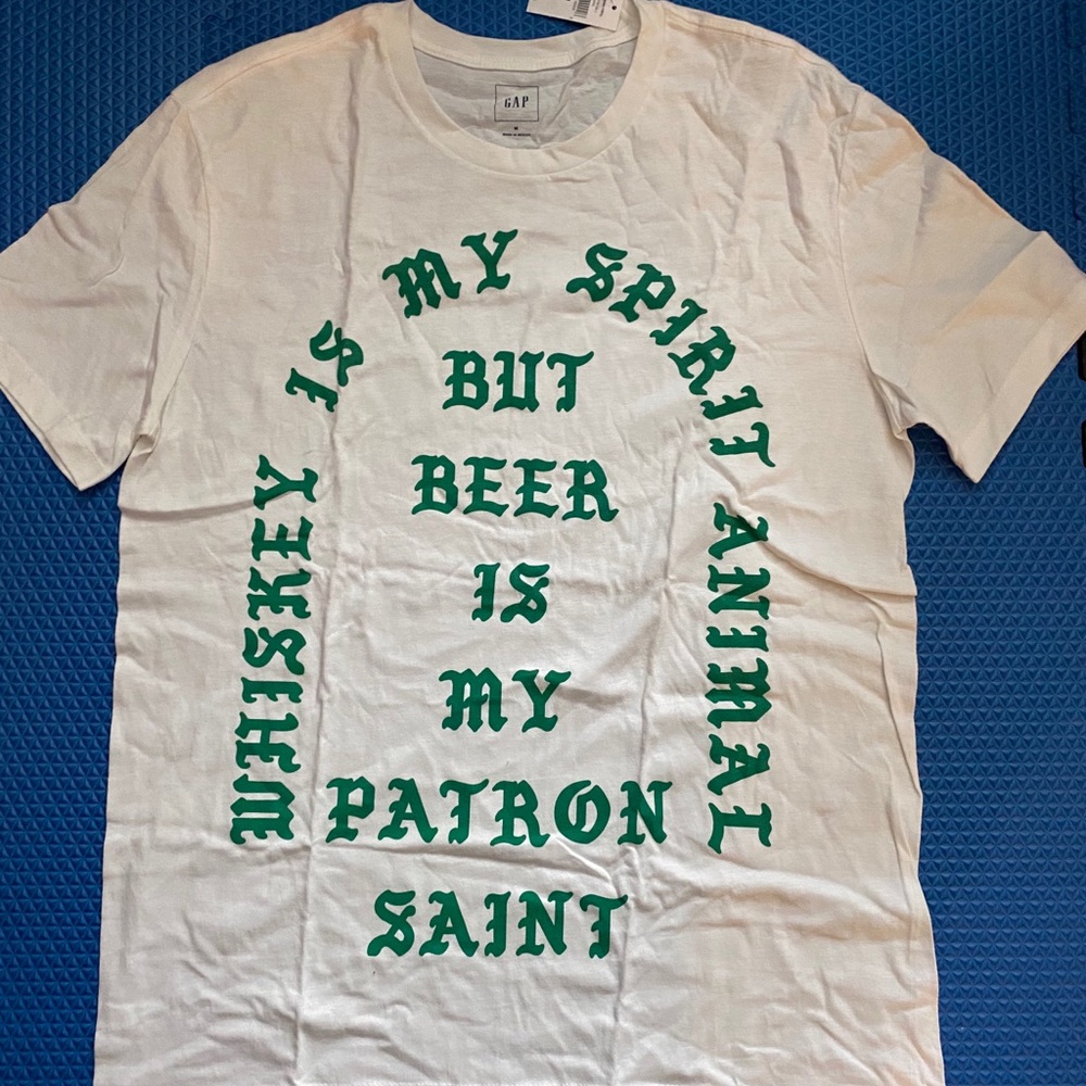 **New** Gap Men’s tee - great for St. Patrick day tee